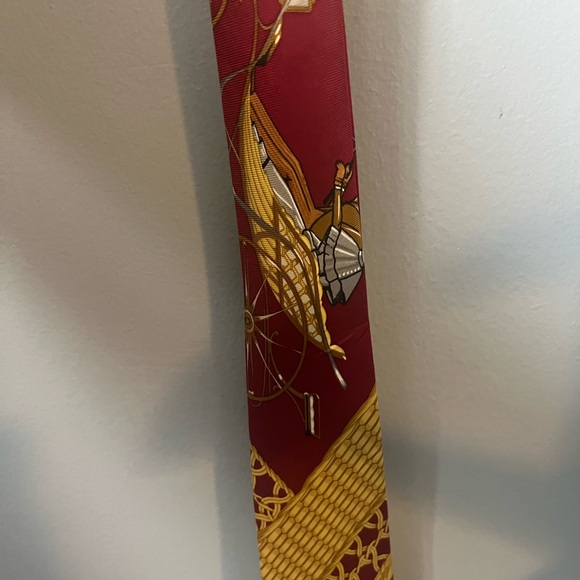 HERMÈS Tie Rare 100% Silk Horse Carriage People Bicycle Chain Red Yellow - Picture 12 of 13